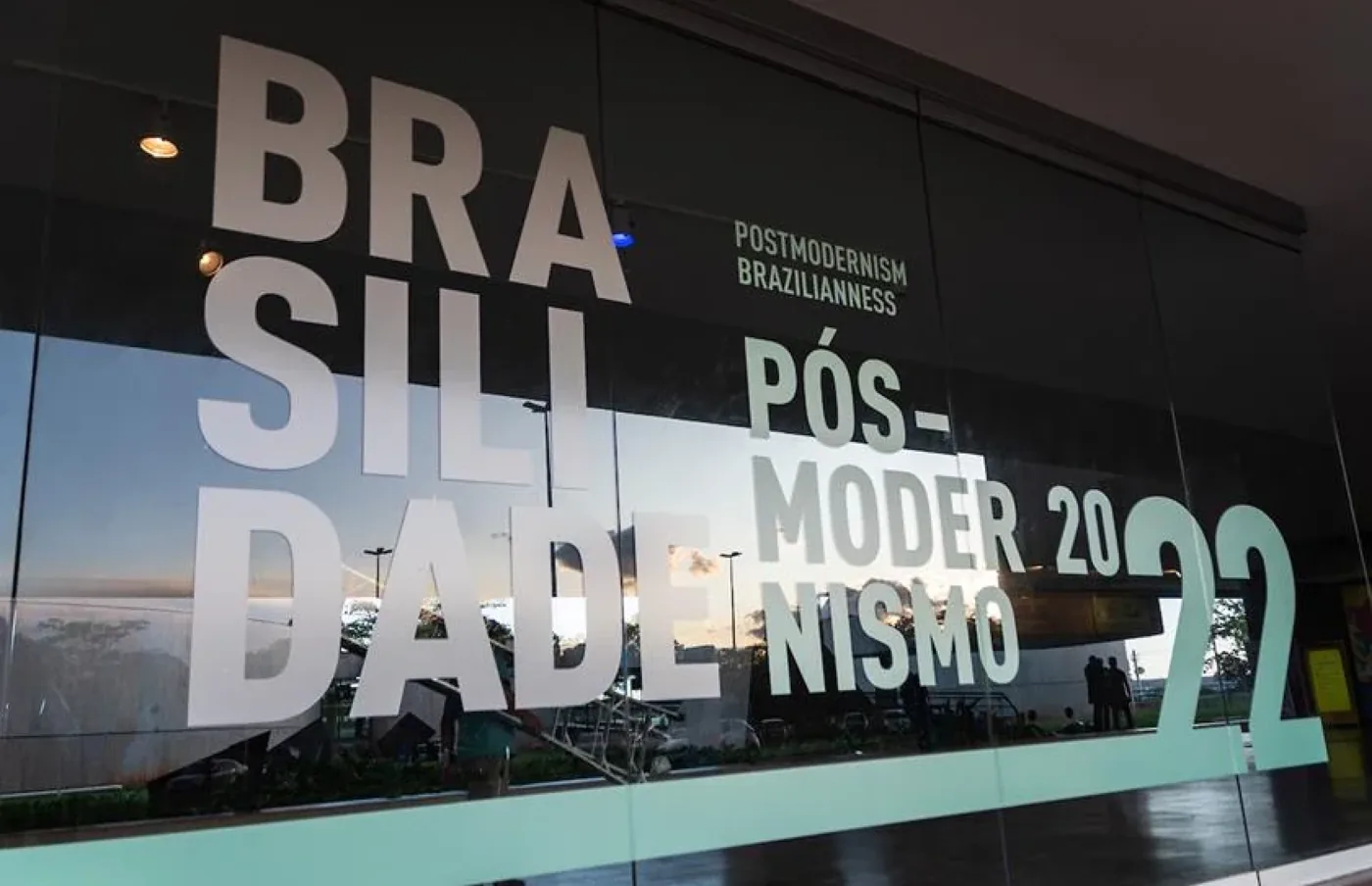 Vitrine com a tipografia da identidade Brasilidades